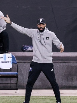 Huyền thoại bóng đá Pháp Thierry Henry lần đầu dẫn dắt cấp độ đội tuyển