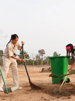 Á hậu Thảo Nhi Lê và Dino Vũ dọn chuồng tê giác tại 'Hành trình kỳ thú'