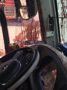 Xe chở đoàn khách lên Đà Lạt bị ném mắm tôm: Hôi kinh khủng