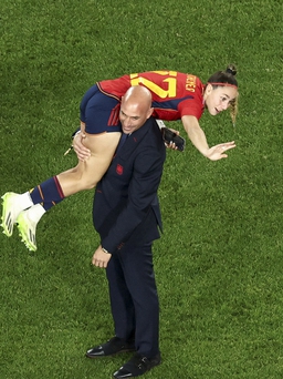 FIFA xem xét kỷ luật Chủ tịch LĐBĐ Tây Ban Nha vì hôn môi nữ cầu thủ