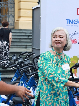 Người Hà Nội thích thú sử dụng xe đạp công cộng