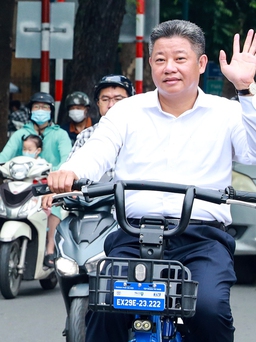 Phó chủ tịch Hà Nội 'mướt mồ hôi' trải nghiệm dịch vụ xe đạp công cộng