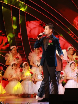 Quang Dũng hát ‘Bông hồng cài áo’ khiến khán giả rưng rưng nước mắt