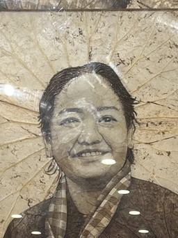 Tranh chân dung nữ tướng Nguyễn Thị Định được làm từ lá sen khô