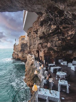 Nhà hàng Grotta Palazzese trong hang động ở Ý - nơi hẹn hò lãng mạn nhất thế giới