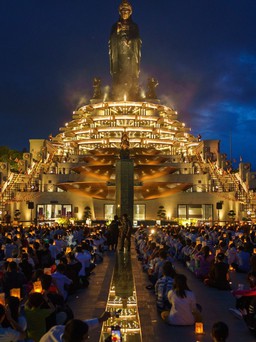 Hàng ngàn Phật tử hành hương về núi Bà Đen cầu bình an
