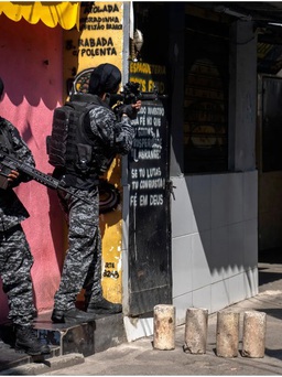 Cảnh sát Brazil bố ráp cuộc họp của trùm băng nhóm, 9 người chết