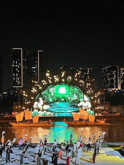 Độc đáo sân khấu dài 140m trên sông Sài Gòn