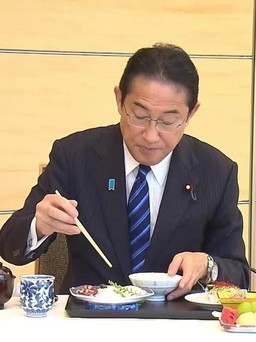 Thủ tướng Nhật thưởng thức sashimi cá 'ngon, an toàn' từ Fukushima