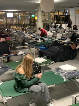 Hàng ngàn hành khách phải qua đêm trên ghế bố ở sân bay