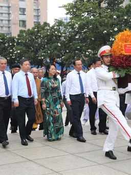 Lãnh đạo TP.HCM dâng hương tưởng niệm Chủ tịch Hồ Chí Minh dịp Quốc khánh