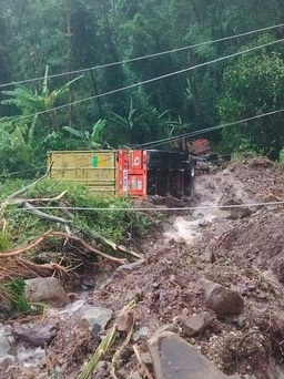 QL8 ở Lào sạt lở, nhiều phương tiện bị mắc kẹt