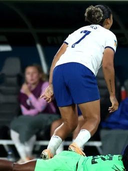 Ngôi sao đội tuyển nữ Anh bị chỉ trích vì giẫm vào lưng của đối thủ
