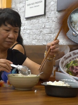 Món phở ăn kèm cơm nguội ở Hà Nội: Ngày nấu 30 kg gạo