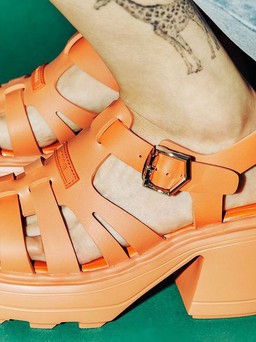 Lisa diện dép quai sau gây chú ý,netizen mang sandal rầm rộ với visual thoải mái