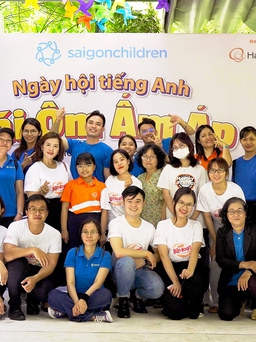 Hanwha Life Việt Nam trao yêu thương đến các em học sinh khó khăn