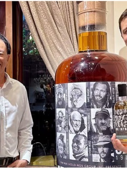 Một người Việt chi hơn 33,5 tỉ đồng mua chai rượu whisky lớn nhất thế giới