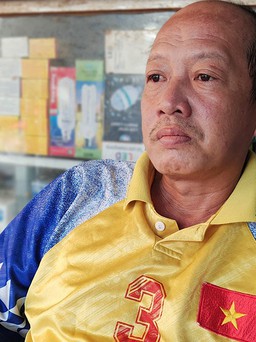 Vĩnh biệt 'cơn lốc đường biên' một thời tung hoành của bóng đá Việt Nam