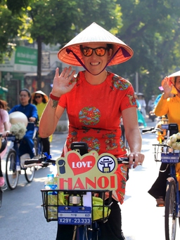 Người dân Hà Nội và du khách nước ngoài đạp xe, diễu hành áo dài chào mừng Quốc khánh