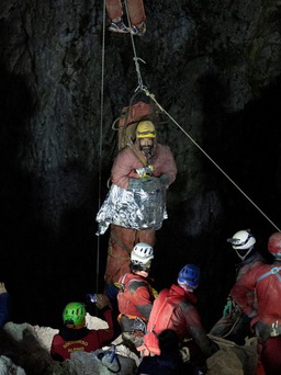 Giải cứu thành công nhà thám hiểm kẹt sâu hơn 1.000 m trong hang động
