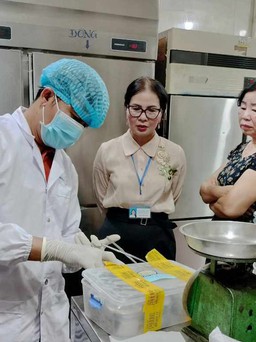 Hàng chục người có biểu hiện ngộ độc thực phẩm sau ăn bánh mì ở Hội An