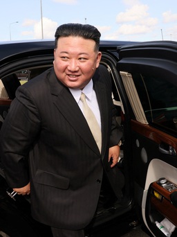 Nhà lãnh đạo Kim Jong-un trải nghiệm xe limousine của Tổng thống Putin