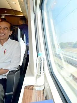 Tổng thống Indonesia trải nghiệm tàu cao tốc 350 km/giờ do Trung Quốc phát triển