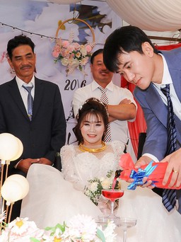 Chàng trai Trung Quốc vạn dặm đến Tây nguyên cưới cô gái Việt ngồi xe lăn