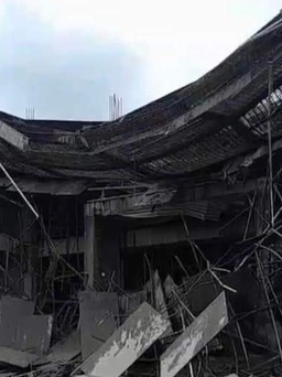 Sập giàn giáo công trình nhà văn hóa, 2 người bị thương
