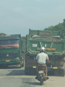 Hưng Yên: Người dân bức xúc vì xe chở cát tải trọng lớn hoành hành
