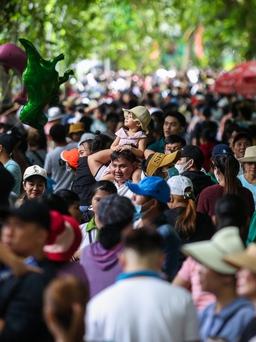 Hàng nghìn du khách đổ về Thảo Cầm Viên chơi lễ 2.9, mưa lớn không kịp xoay xở
