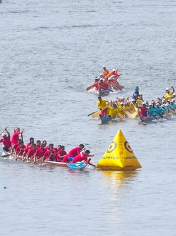 Đà Nẵng: Hàng vạn người tập trung hai bên bờ sông Hàn cổ vũ đua thuyền