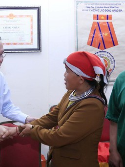 Chủ tịch nước thăm, tặng quà các gia đình bị thiệt hại do lũ quét tại Lào Cai