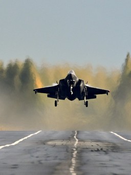 Lần đầu tiên chiến đấu cơ tàng hình F-35A cất cánh từ đường cao tốc