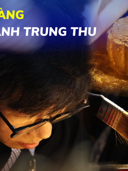 Nín thở công đoạn dát vàng bánh trung thu: Sơ sẩy là rách, gió thổi là bay