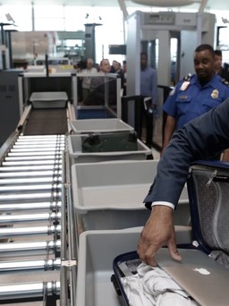Vì sao phải lấy laptop ra khỏi túi xách, cởi giày ở cổng an ninh sân bay?