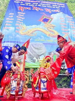 Lễ hội chọi trâu Đồ Sơn thực hiện nghi lễ rước nước từ đền Nghè, núi Ngọc