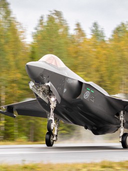 Xem tiêm kích tàng hình F-35A lần đầu tiên hạ cánh trên đường cao tốc