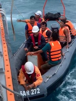 Tàu cá chìm trên biển Côn Đảo, 10 ngư dân được cứu