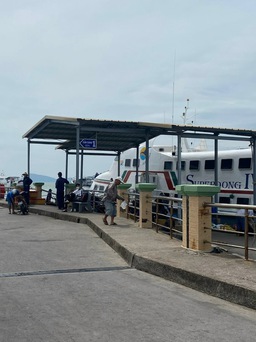 Tàu ra đảo Phú Quốc tạm ngưng hoạt động, phà chỉ vận chuyển xe chở hàng