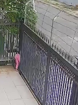 Bé gái 4 tuổi hôn mê do mắc kẹt ở cửa cổng tự động