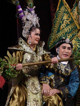 Cải lương tuồng cổ hấp dẫn và… gây tranh cãi