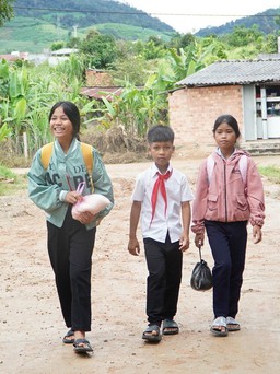 Học sinh 'bán trú' đặc biệt của làng Kon Ktủ