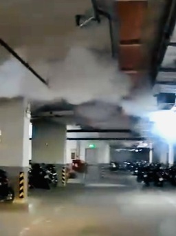 Nổ bóng đèn tầng hầm để xe của chung cư ở Bình Dương, người dân phát hoảng