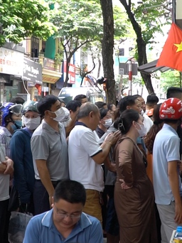 Lý do dòng người chen chúc cả tiếng chờ mua bánh trung thu ở Hà Nội