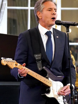 Ngoại trưởng Mỹ ôm đàn biểu diễn, khởi động sáng kiến ‘ngoại giao âm nhạc’