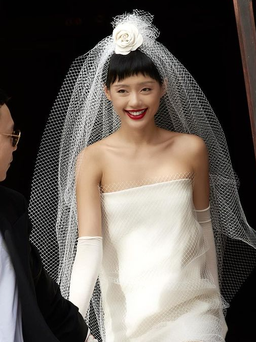 'Cô Em Trendy' Khánh Linh và bạn trai chụp ảnh cưới ngay trong show diễn tại Paris