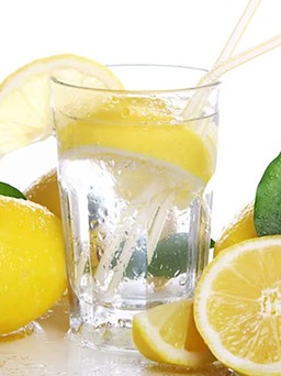 Khoa học nói gì về lời khuyên uống nước chanh để giảm cân?