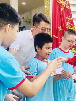 Kim Oanh Group trao quà Trung thu cho trẻ khuyết tật tại TP.HCM