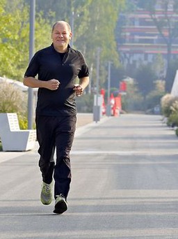 Thủ tướng Đức bị bầm mặt do ngã trong lúc chạy bộ